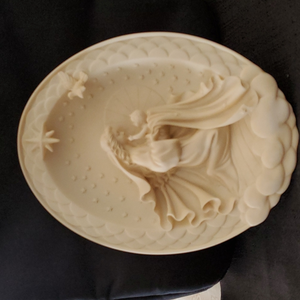 VINTAGE SAVIOR IS BORN 1997 COLLECTABLE PLATE